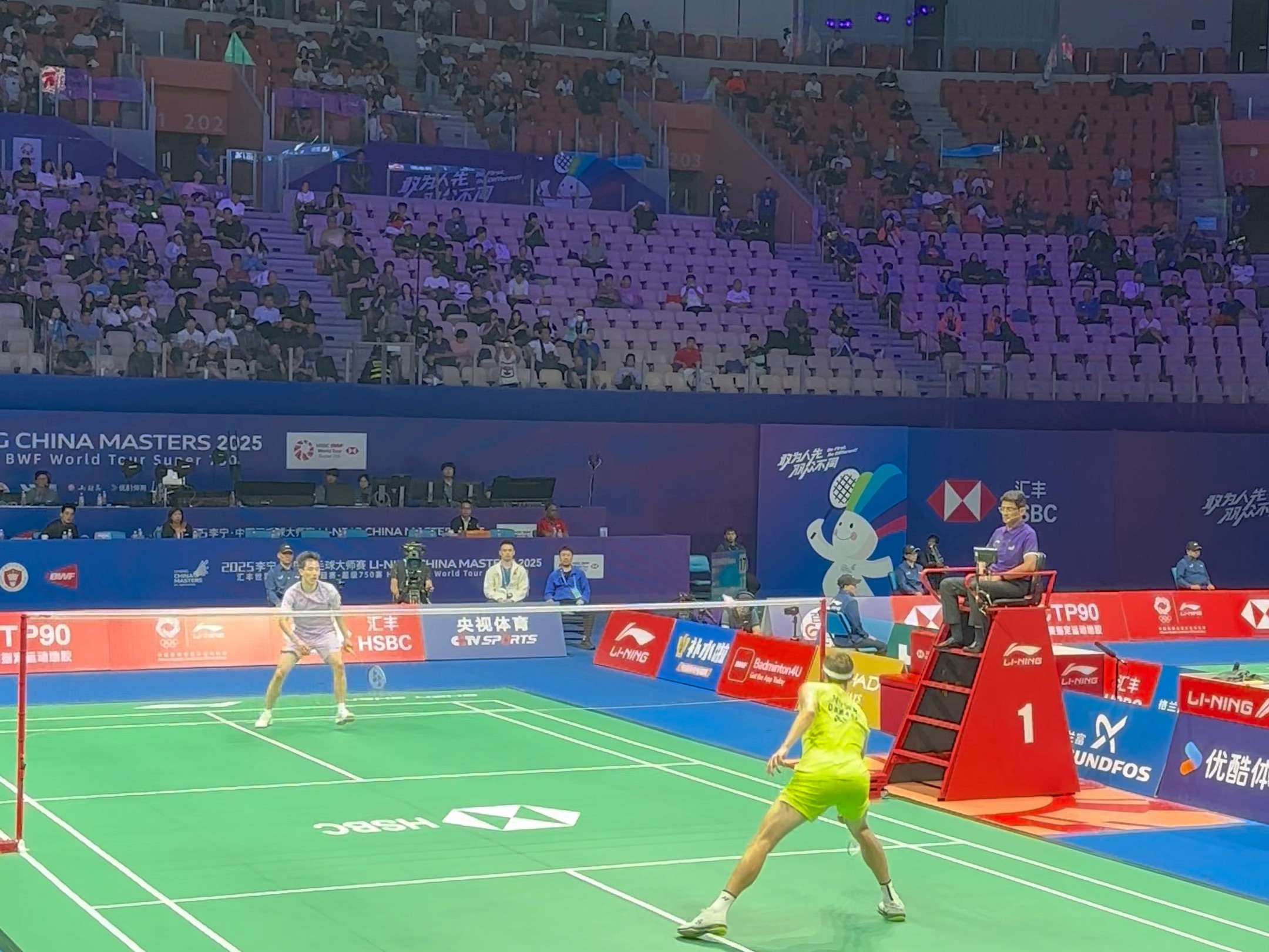 包含中国羽毛球队力克马来西亚羽毛球队，安赛龙爆发神勇的词条