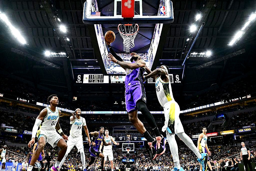 76人鏖战湖人B队,詹姆斯三分雨点燃全场 76人鏖战湖人B队,詹姆斯三分雨点燃全场