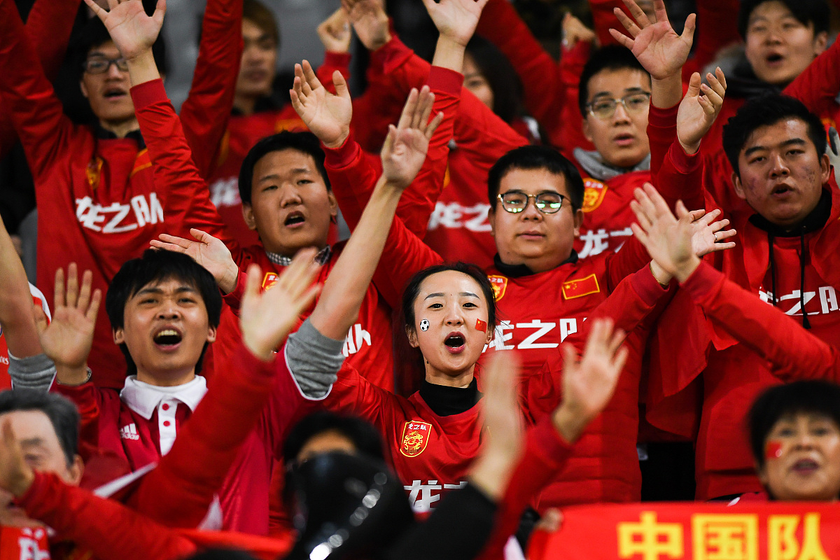 紧张对决中，球队发挥出色取得胜利的简单介绍