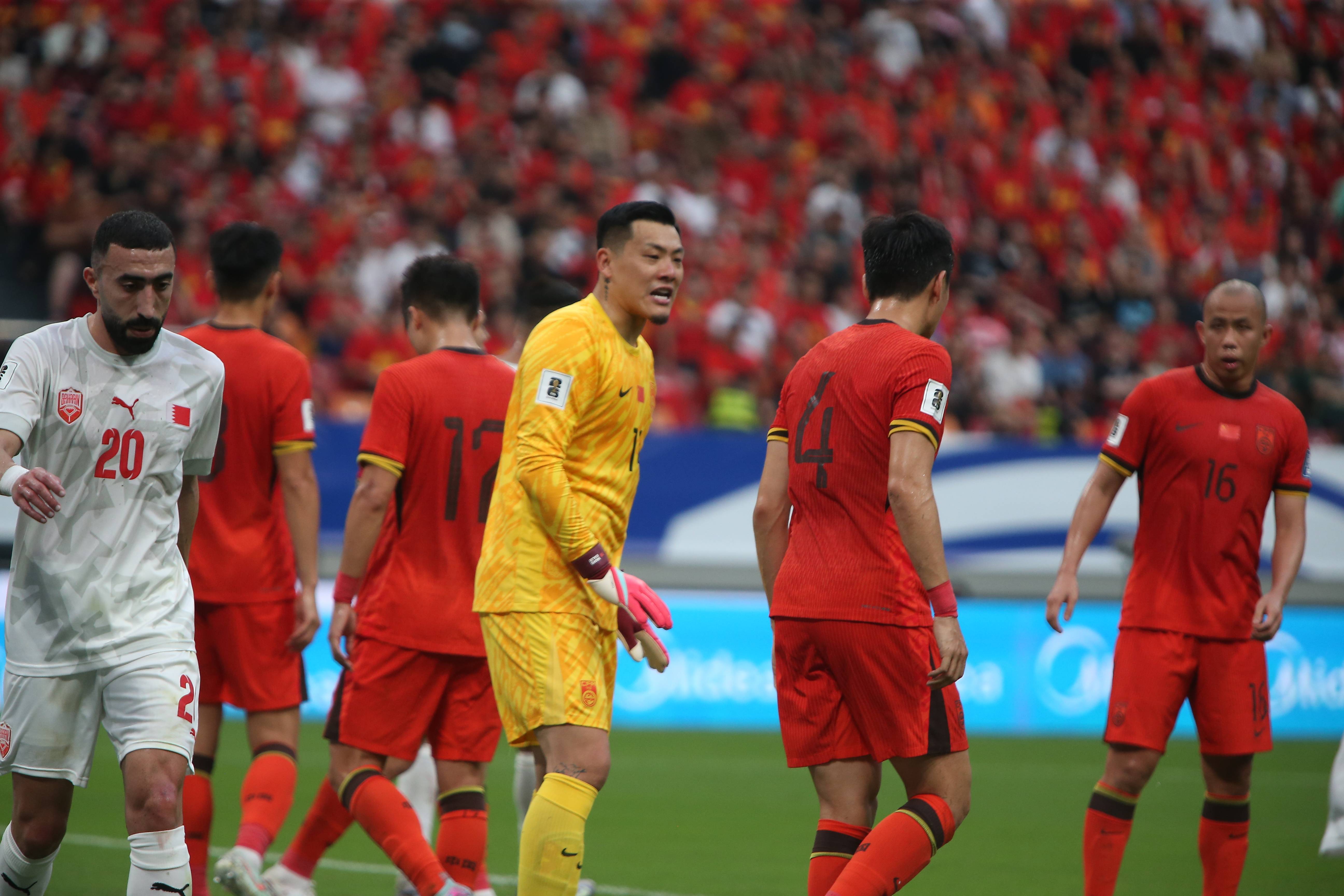 紧张对决中，球队发挥出色取得胜利的简单介绍