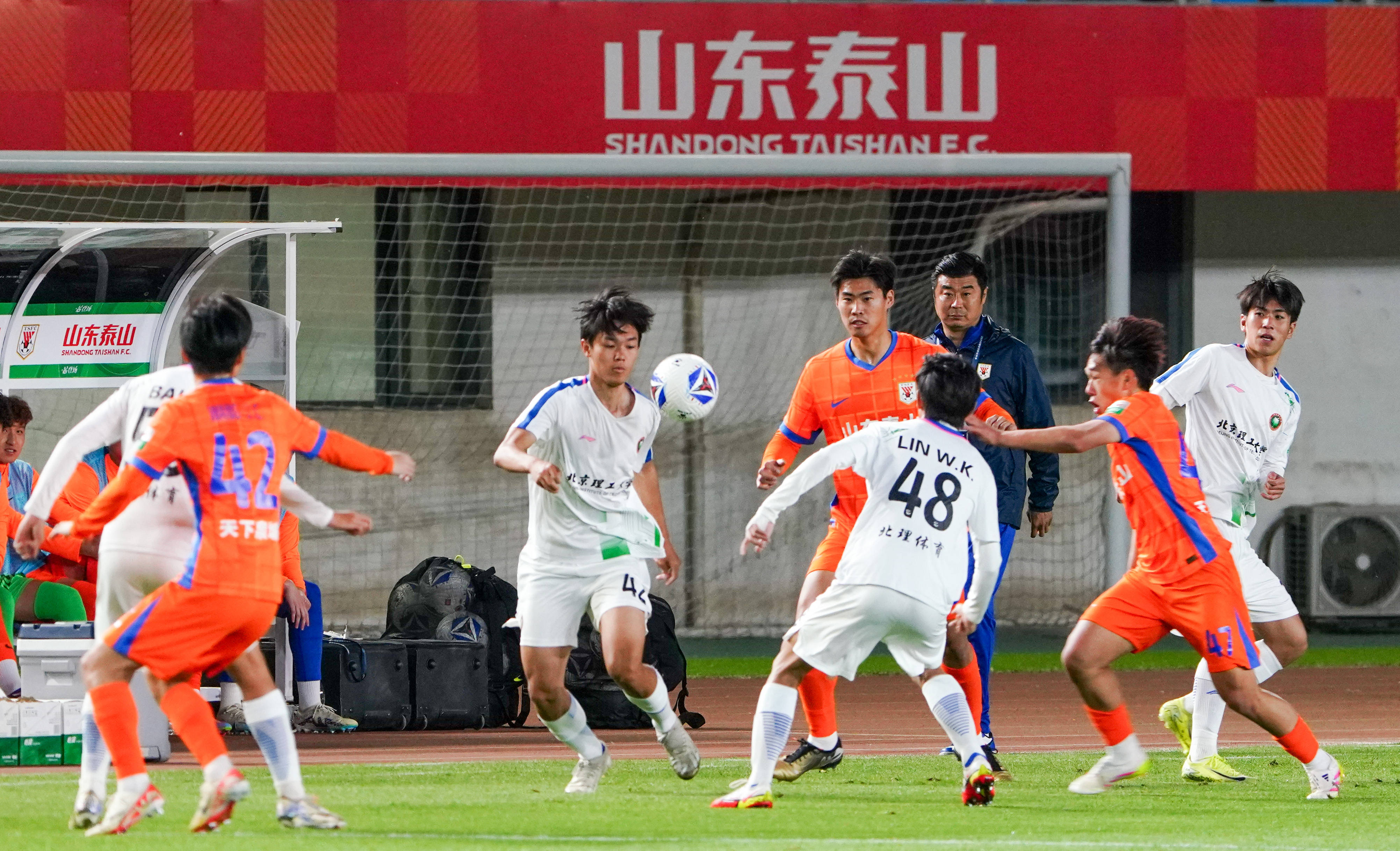 北京队主场抢夺胜利，锁定季后赛席位的简单介绍