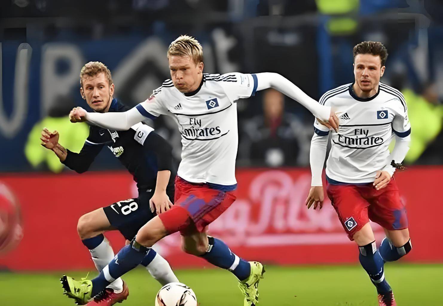 包含沙尔克04客场不敌勒沃库森，德甲保级压力重重的词条