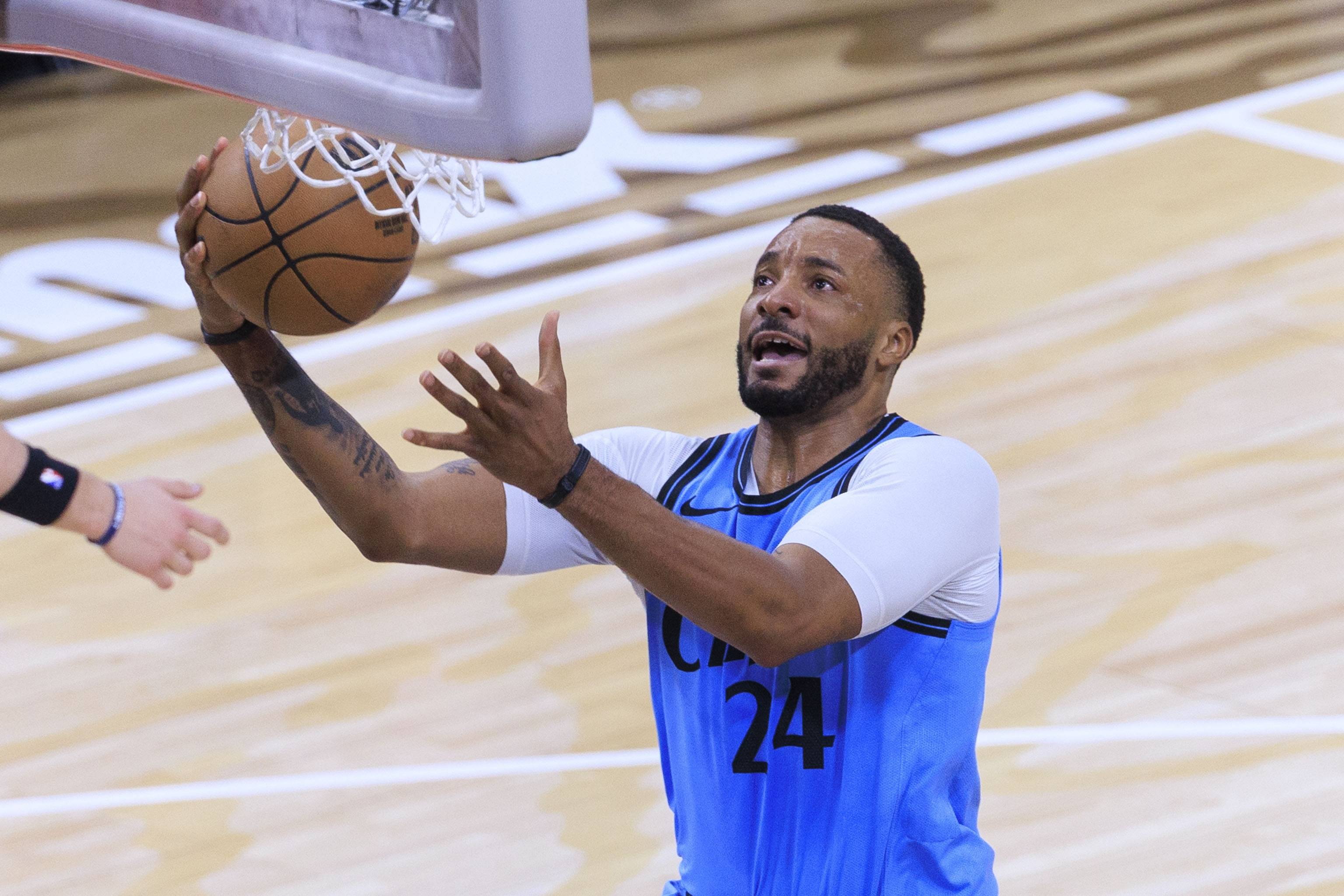 关于冲锋陷阵！篮球赛场上的硬仗今晚开打的信息