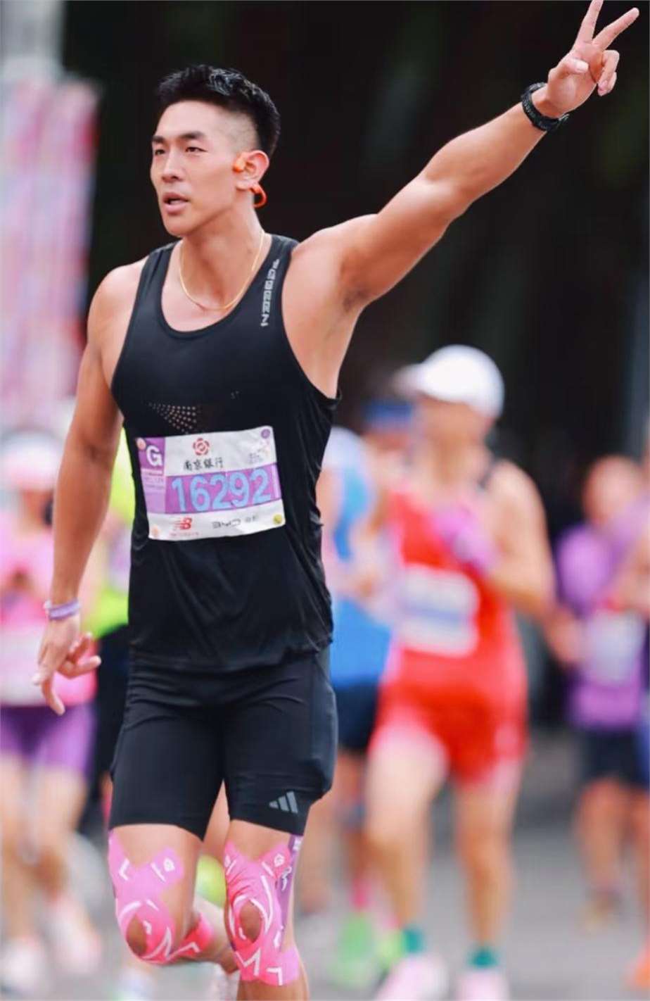 东道主运动员实现突破，自信十足的简单介绍