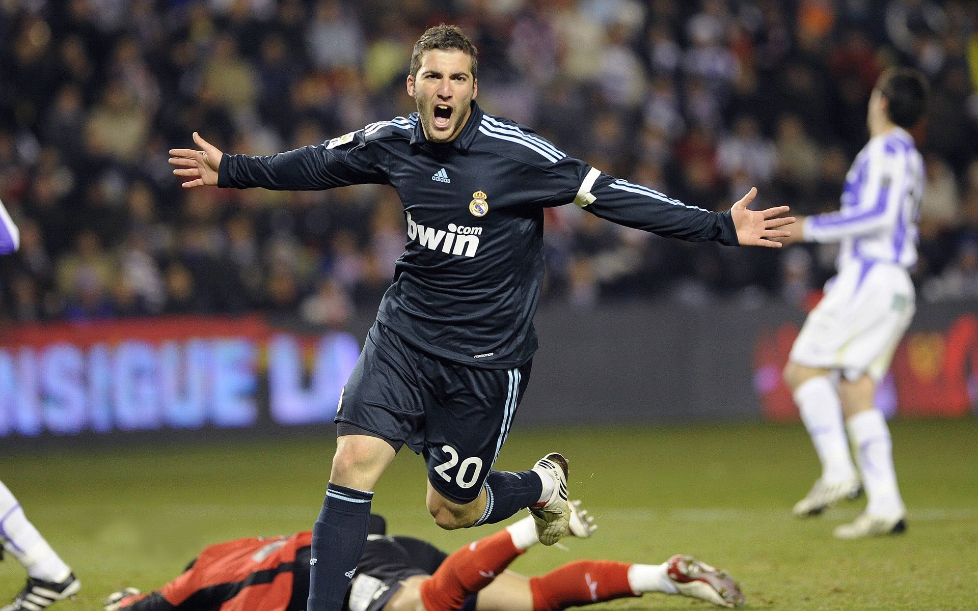 萨拉赫关键一击，哥伦比亚连续得分压制塞内加尔